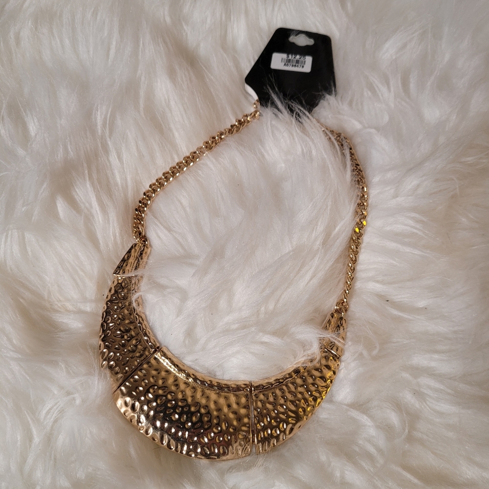Bnwt gold colored statement necklace